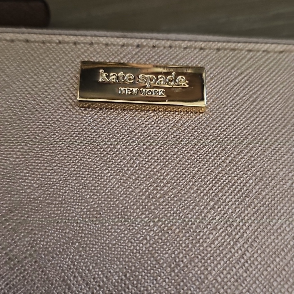 Kate Spade RoseGold Wristlet Clutch with Unbranded BEE HAPPY KEYCHAIN - Picture 4 of 9